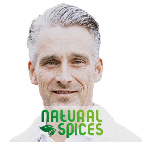 Foto van Yvo Keijlewer met logo van Natural spices